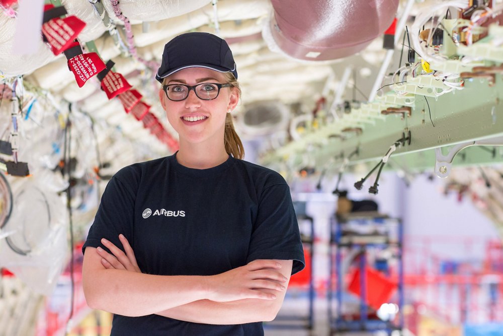 Rabea, macht eine Ausbildung zur Fluggerätelektronikerin in Hamburg. 
