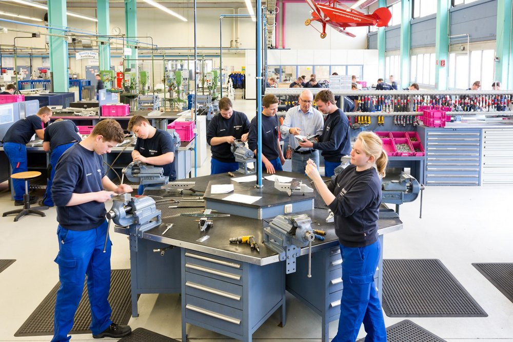 Premium AEROTEC - Augsburg   Lehrwerkstatt   März 2014