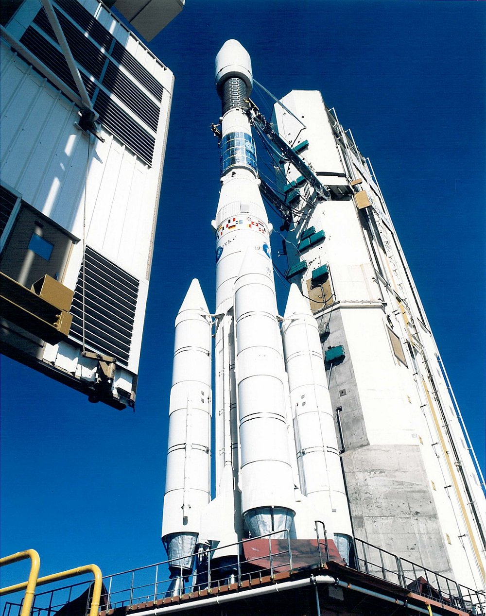 1989年，载有国际通信卫星组织VI-F2的V34航班起飞前几个小时，在法属圭亚那库鲁的发射台上，Ariane 44L是Ariane 4家族中最强大的版本。照片:ESA