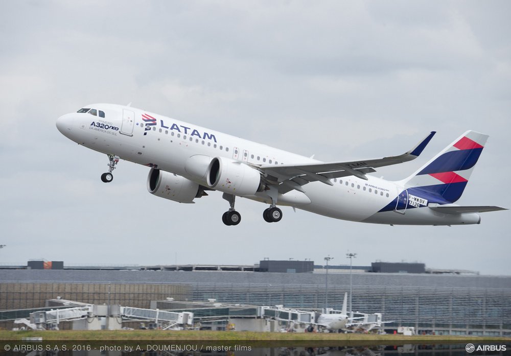 Takeoff of the first Airbus A320neo delivered to LATAM. 