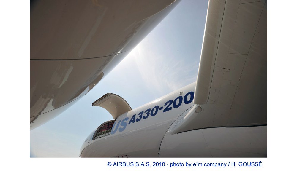 一架空客A330-200F货机主乐动体育app靠谱吗甲板货舱门打开的侧视图