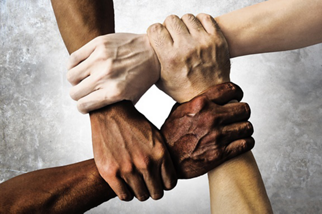 多种族群体，黑人，非洲裔美国人，白种人和亚洲人的手挽着彼此的手腕，在宽容，团结，爱和反种族主义的概念孤立在垃圾背景