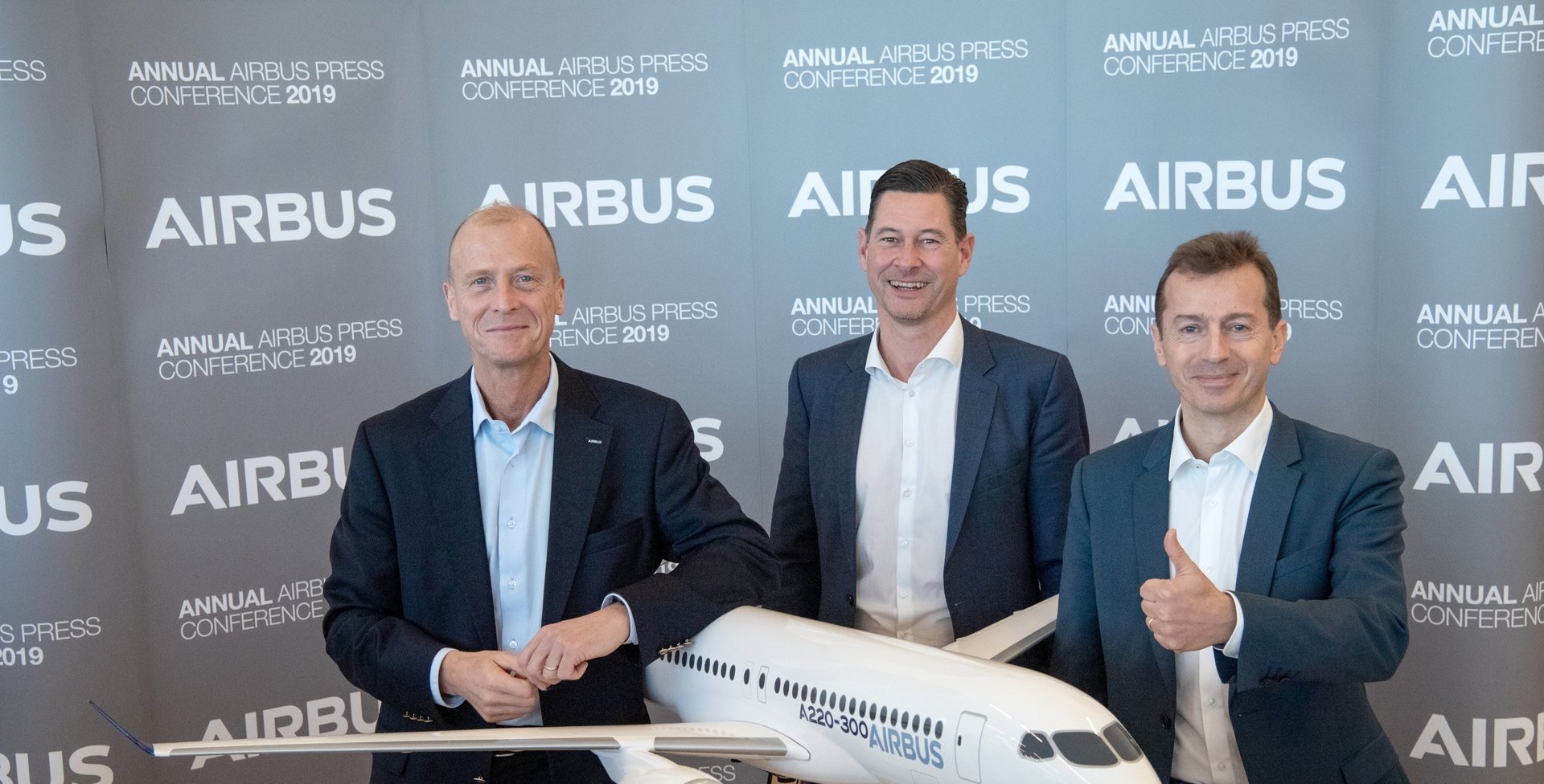 From left to right :
Tom Enders, Chief Executive Officer of Airbus

Harald Wilhelm, Chief Financial Officer, Airbus

Guillaume Faury, President Airbus Commercial Aircraft
with A220-300 model
