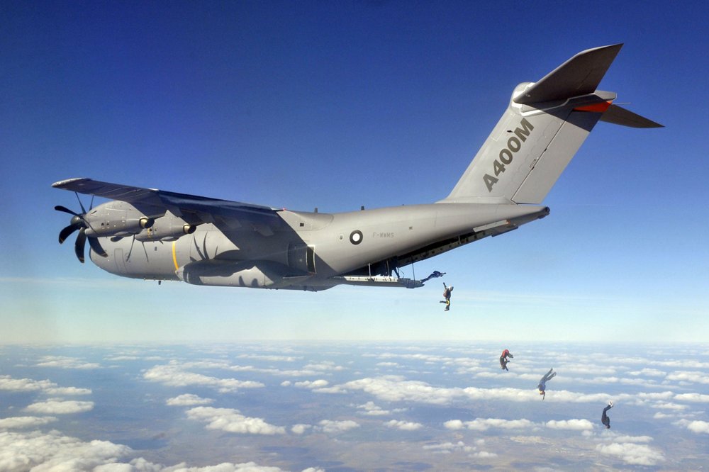伞兵从一架A400M军用运输机的货舱中被释放出来。