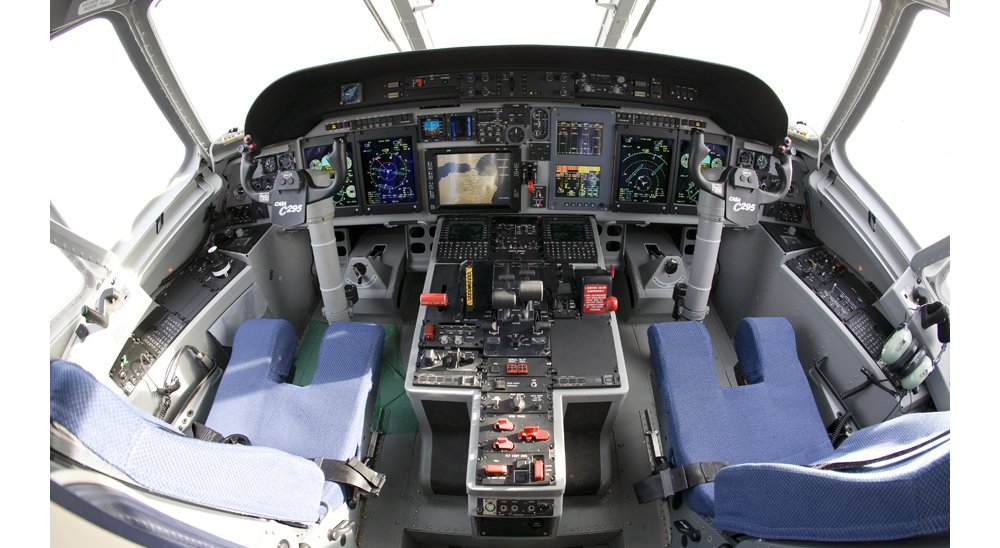 C295战术运输机内的座舱和飞行控制视图。