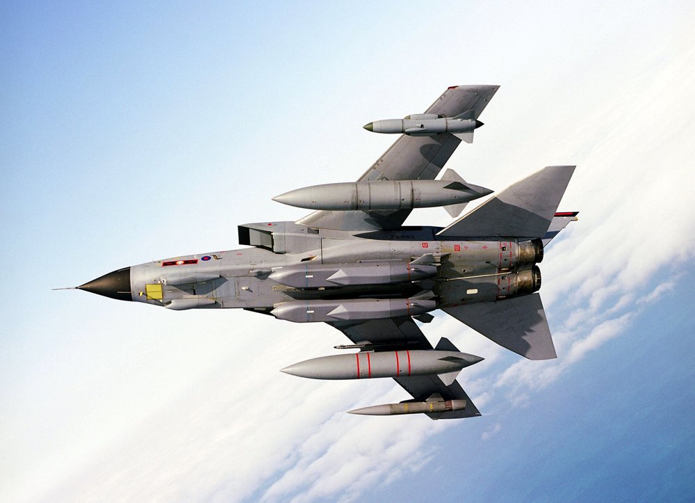 Bottom view of a banking Panavia Tornado combat aircraft, produced in a European industrial cooperation that includes Airbus. 