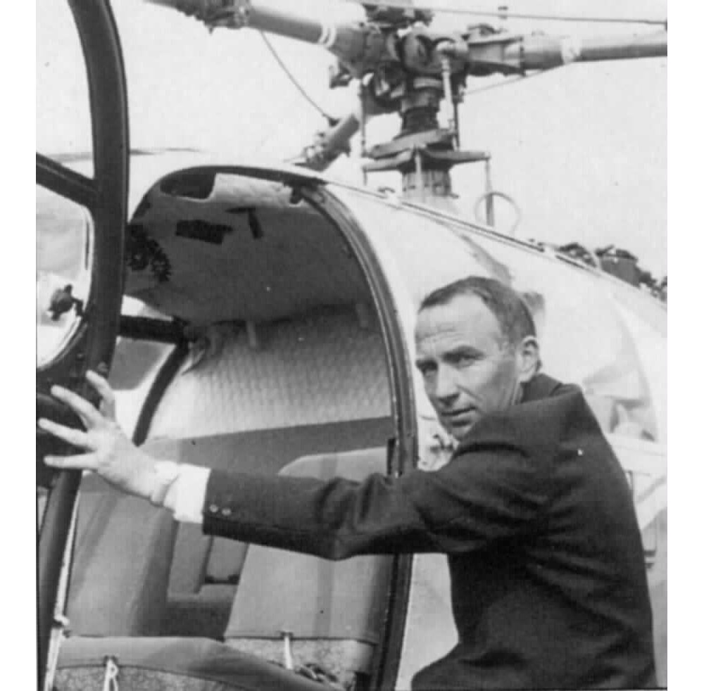 直升机先驱飞行员让·布利特的照片。