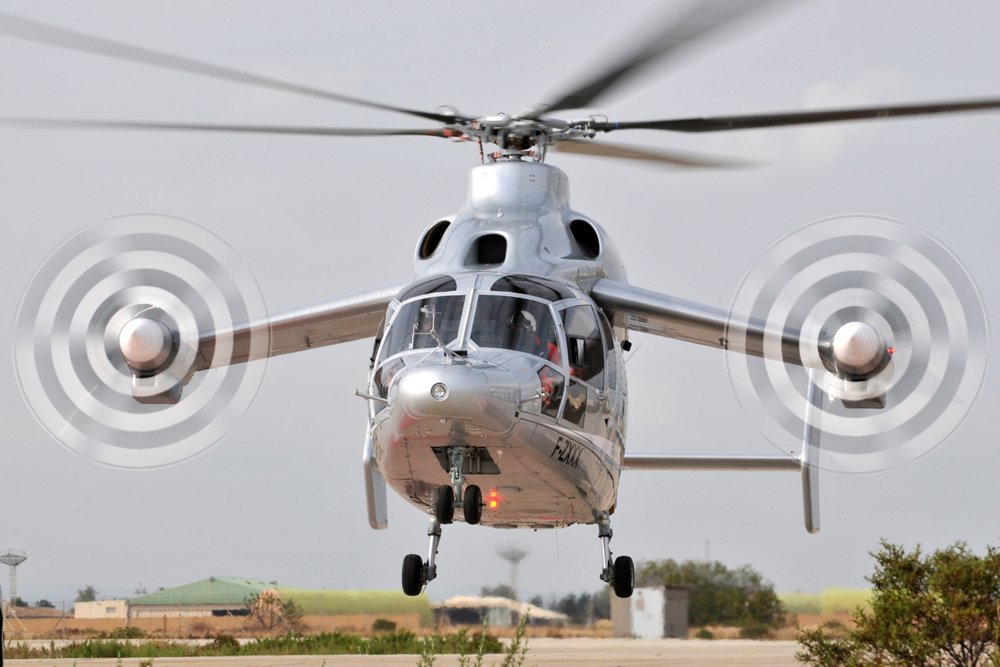 这是在2010年进行首次飞行的X3高速混合直升机的正面照片。