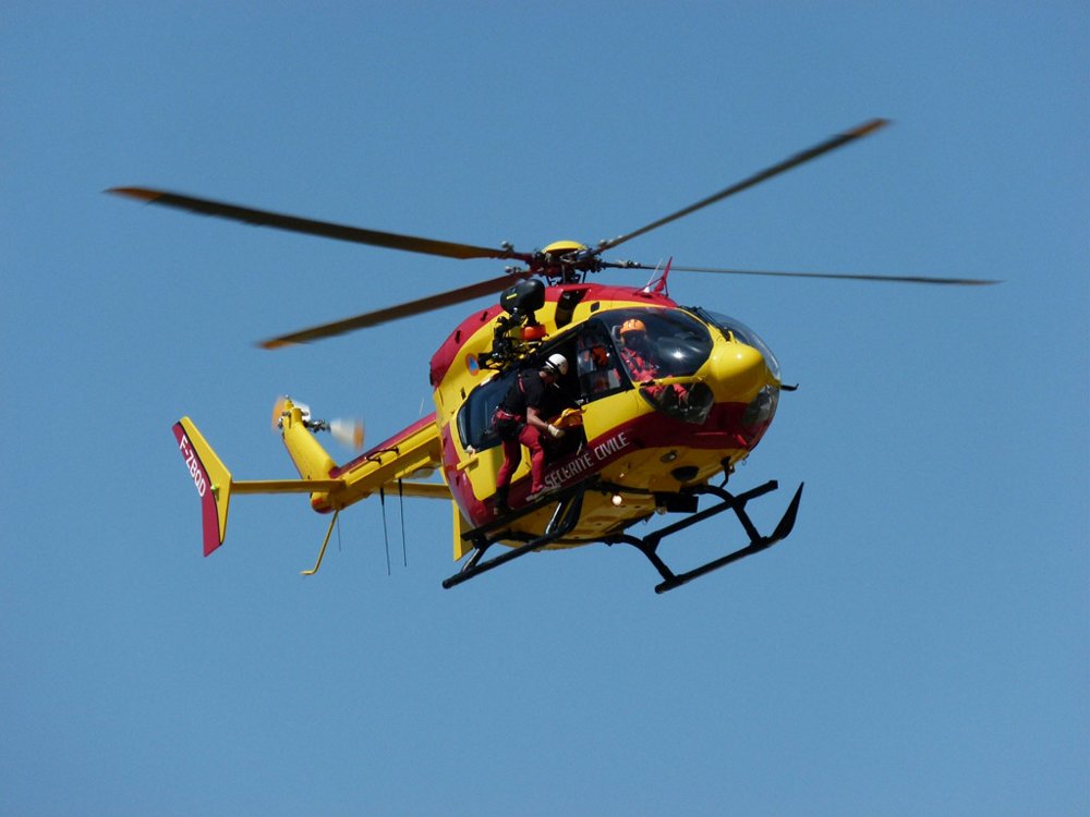 一架空中客车H145型直升乐动体育app靠谱吗机，用于执行公共任务。