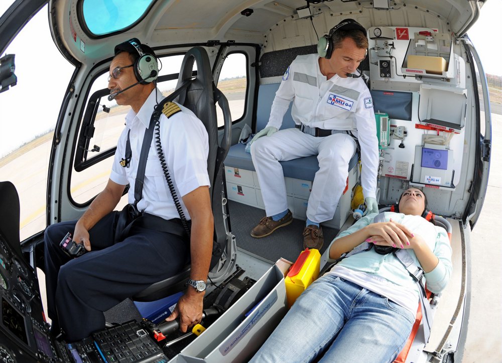 一架配置用于紧急医疗服务(EMS)乐动体育app靠谱吗任务的空客H125直升机内部视图，一名飞行员、医疗专业人员和病人躺在担架上。