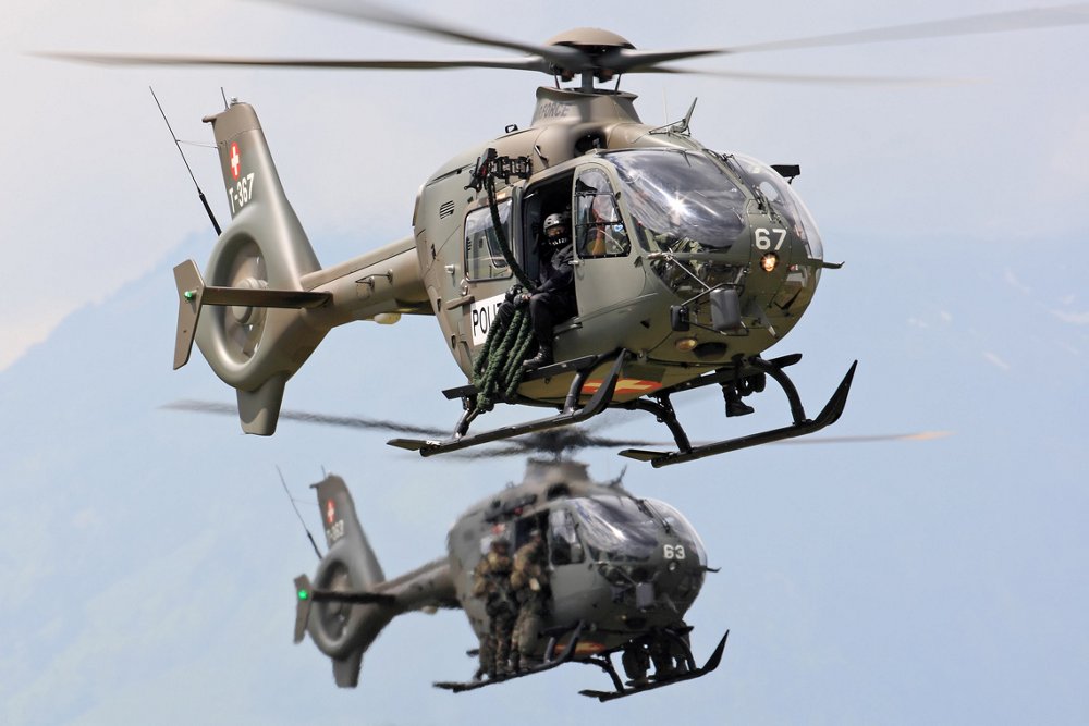 两架空客乐动体育app靠谱吗H135M军用直升机以武装侦察队形飞行。