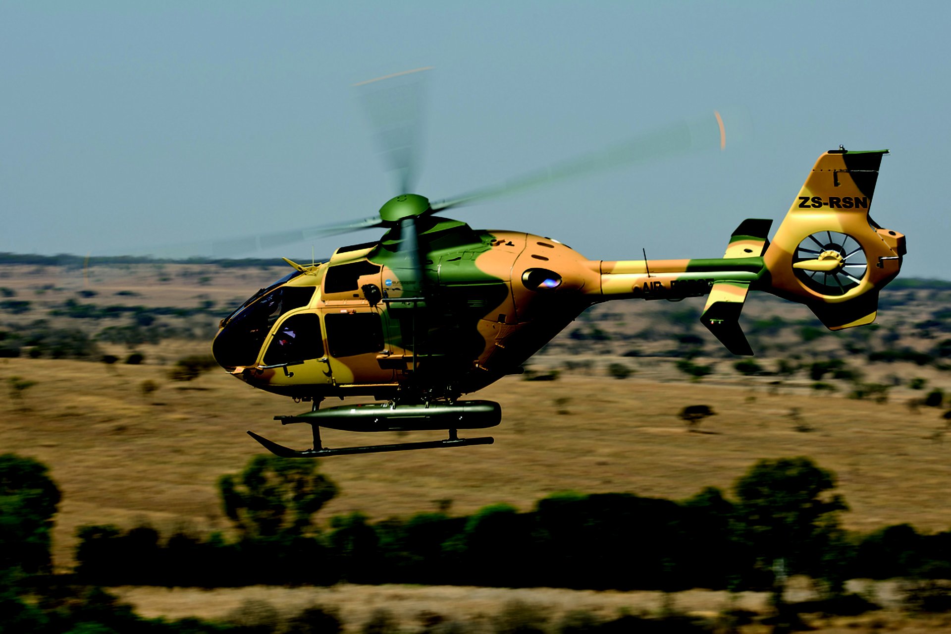 空中客车H135M军用直升机武装侦察配置的侧视图。乐动体育app靠谱吗