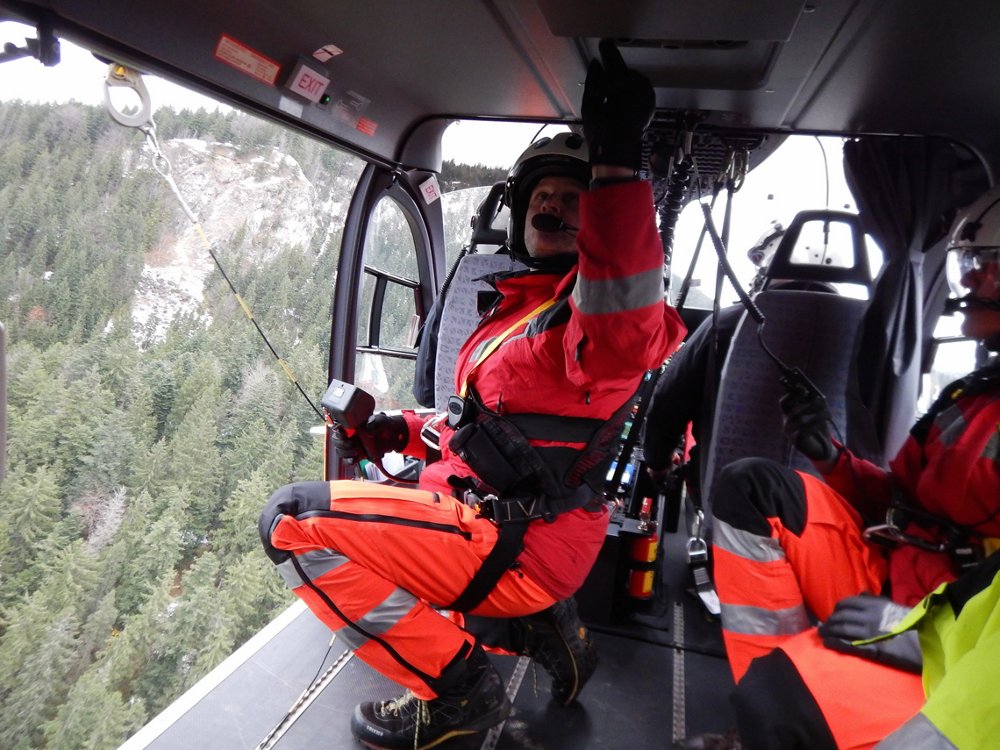 图为一架空客H145直升机内部的景乐动体育app靠谱吗象，该直升机被配置用于执行空中作业和消防任务