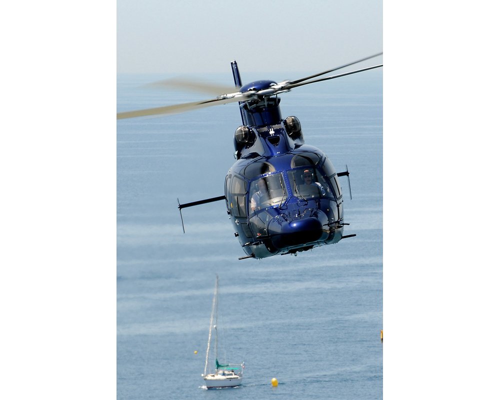 飞行在乐动体育app靠谱吗水的空中客车h155直升机。