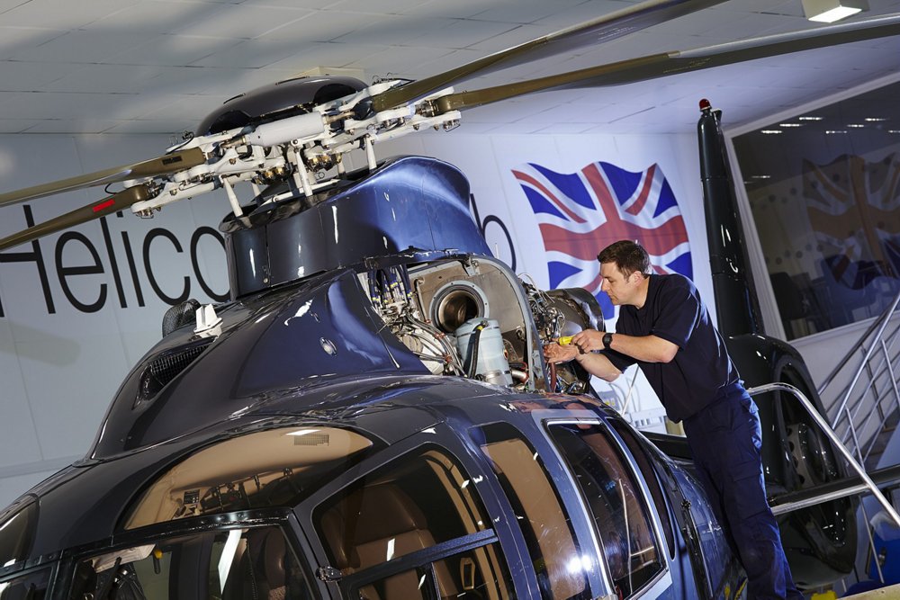 在空中客车H155直升机的主转子系统上进行维护。乐动体育app靠谱吗