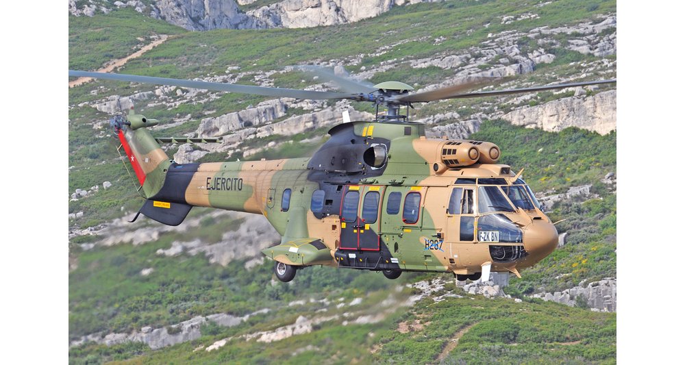 飞行在坚固性地形的空中客车h21乐动体育app靠谱吗5m军用直升机的侧视图。