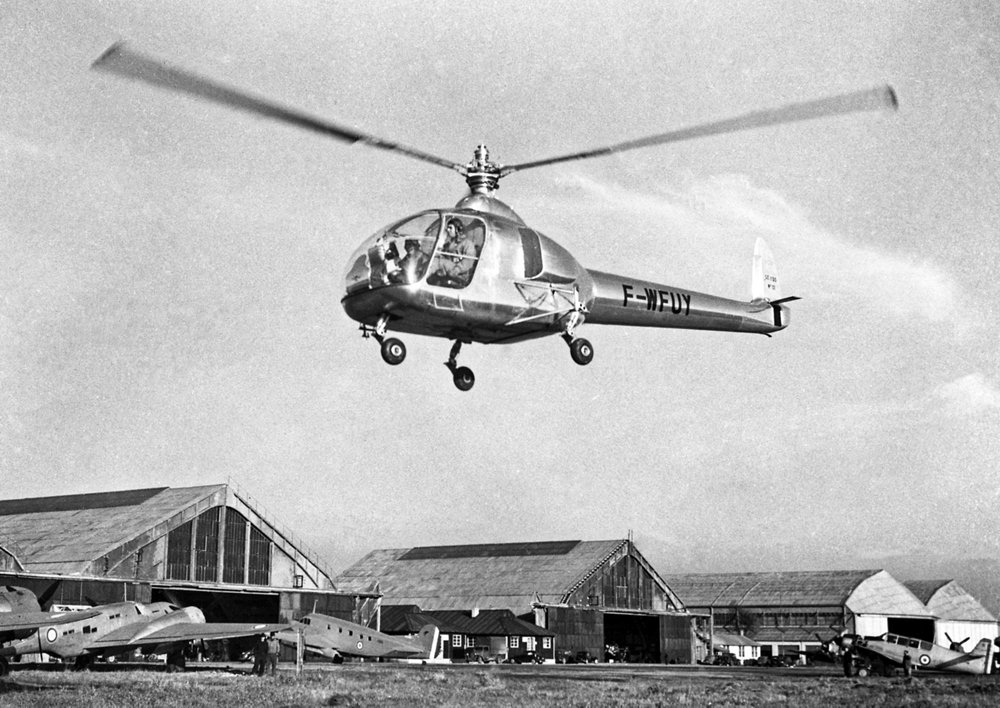 一架SO1120 Ariel III直升机从法国马里尼昂起飞。