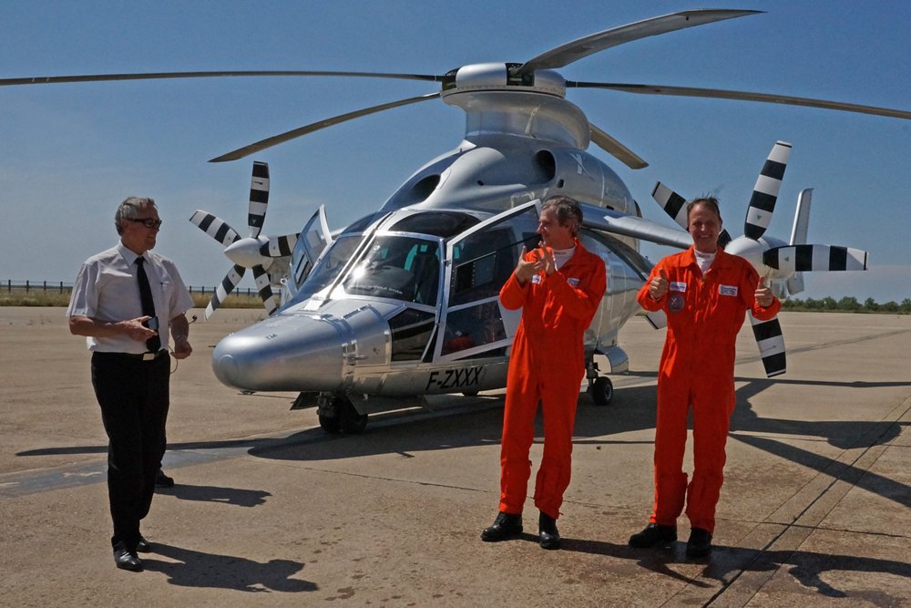 X3的混合式直升机上显示其试飞小组的成员在地上。