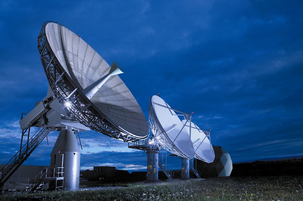作为卫星系统地面控制站一部分的一排天线。