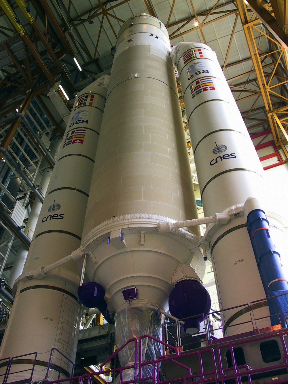一架阿丽亚娜5号在航天发射场专门为这个重型运载工具建造的最终组装大楼为发射而建。