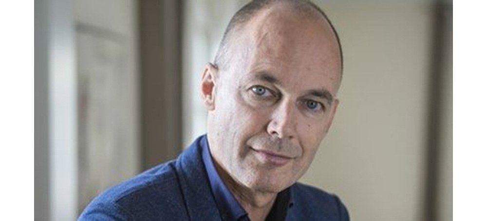 Bertrand Piccard ist der Initiator und Visionär hinter Solar Impulse, dem ersten Flugzeug, das dauerhaft ohne Treibstoff fliegen kann. Im Jahr 2016 gelang es Piccard, der sich mit André Borschberg im Cockpit des einsitzigen Solarflugzeugs abwechselte, nur mit Sonnenkraft getrieben einmal die Welt zu umrunden. Mit dieser Pioniertat wollte er für die Nutzung von erneuerbaren Energien werben. Im nächsten Schritt plant Piccard unter anderem die Gründung der World Alliance for Efficient Solutions.