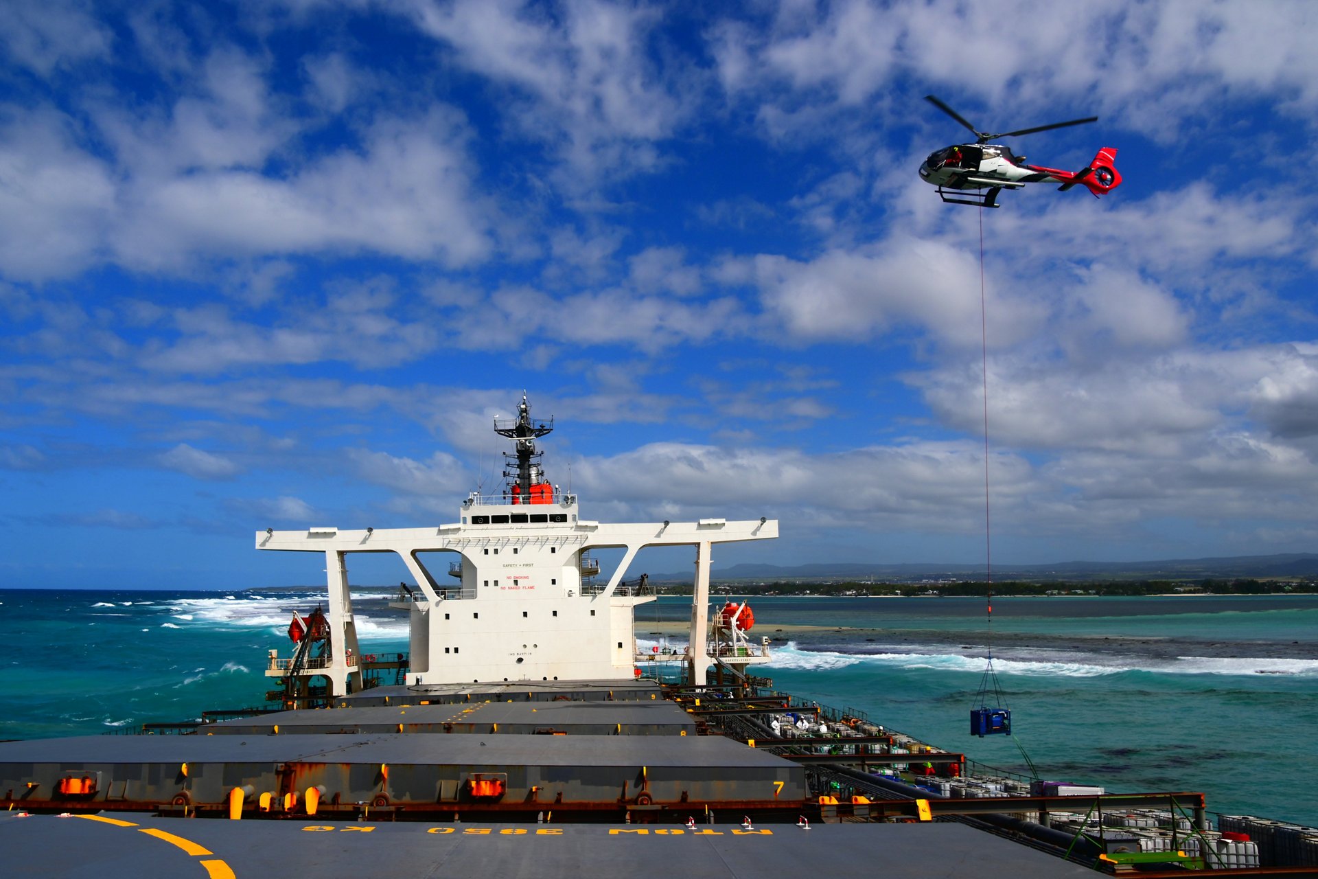 Once a tourist and passenger flight helicopter, Corail Helicopters Mauritius equipped their H130 with a hook and sling, transforming it instantly into a high-performance aerial work platform.