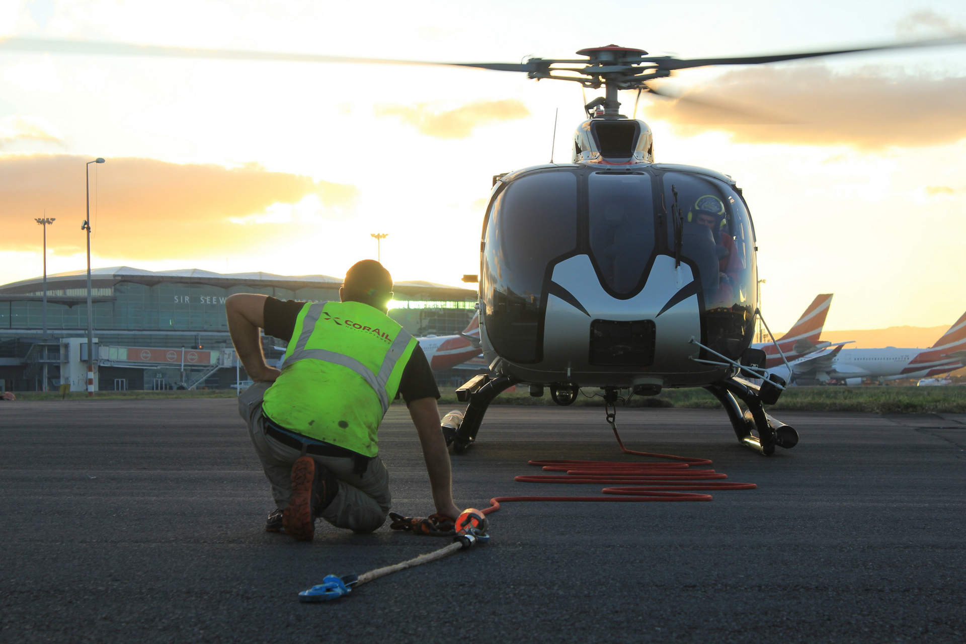 Once a tourist and passenger flight helicopter, Corail Helicopters Mauritius equipped their H130 with a hook and sling, transforming it instantly into a high-performance aerial work platform.