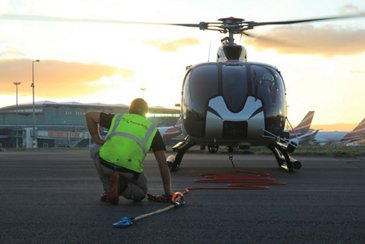 用吊钩和吊索改造的H130客运直升机