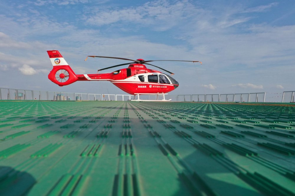 An in-flight view of Wuhan Yaxin Hospital’s H135 rotorcraft used for HEMS (Helicopter Emergency Medical Services) missions. 