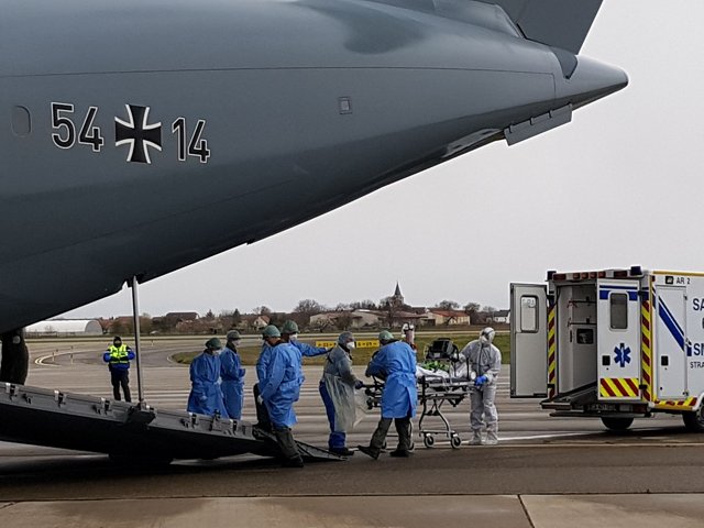Ein A400M vom Lufttransportgeschwader 62 aus Wunstorf fliegt in der COVID-19 Krise Patienten aus Frankreich / Straßburg aus, am 29.03.2020.
copyright Luftwaffe