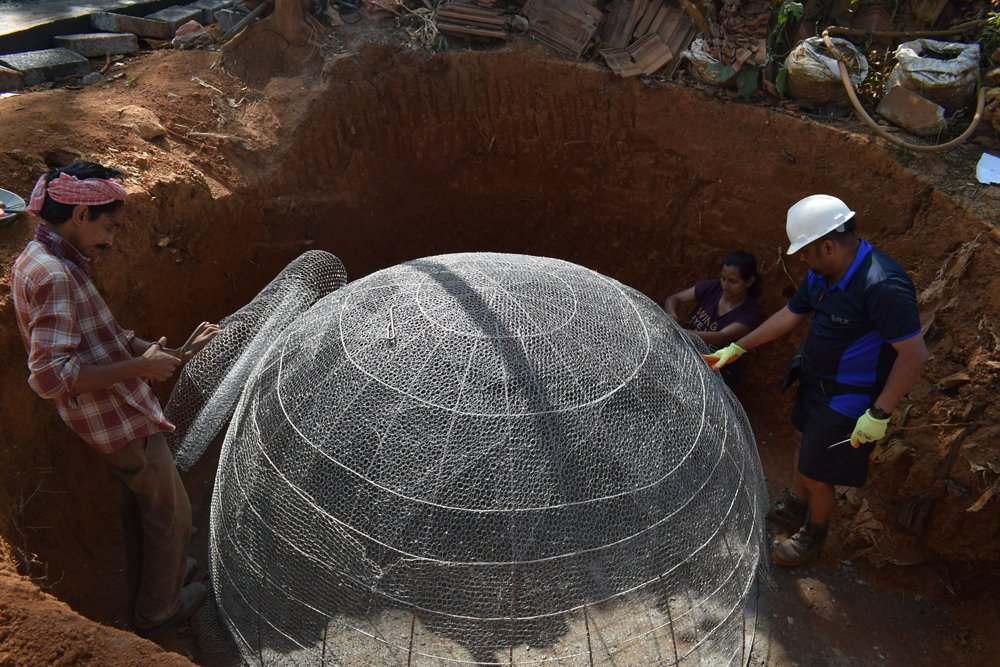 Airbus employees install a biogas plant in India as part of the company’s long-term programme to support local biodiversity. 