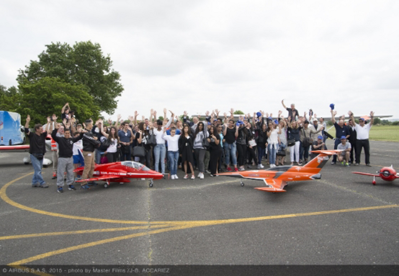 参与者集团照片在法国图卢兹的空中客车基础飞行挑战活动的。乐动体育app靠谱吗