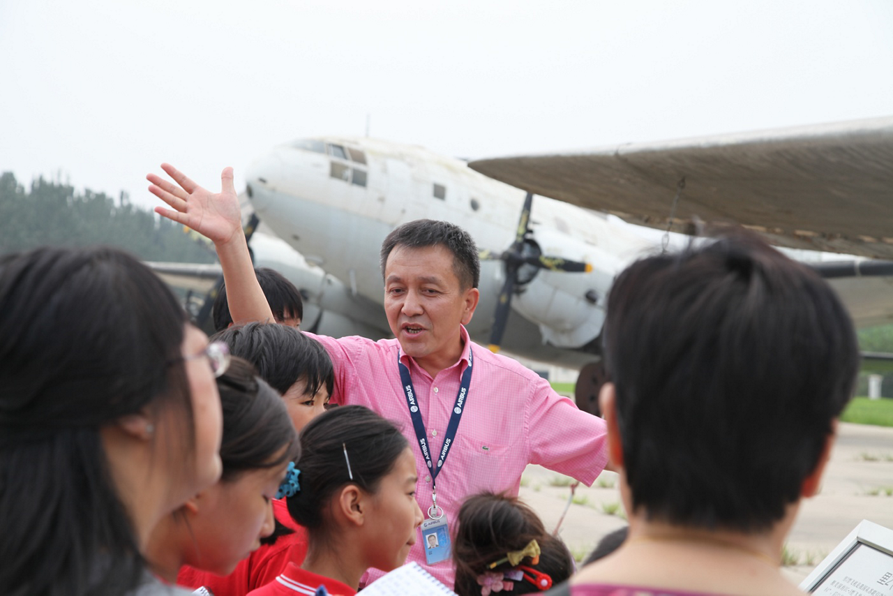 Students receive guidance as part of the Airbus Foundation-supported Dreams Come True programme in China.   