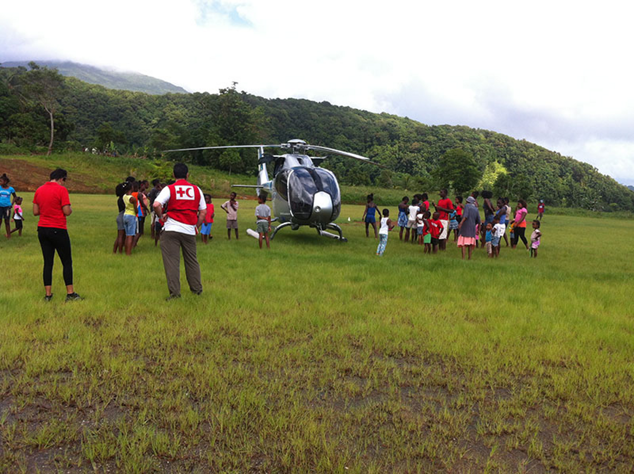 一架空乐动体育app靠谱吗客H120直升机在向多米尼加共和国运送救援物资之后