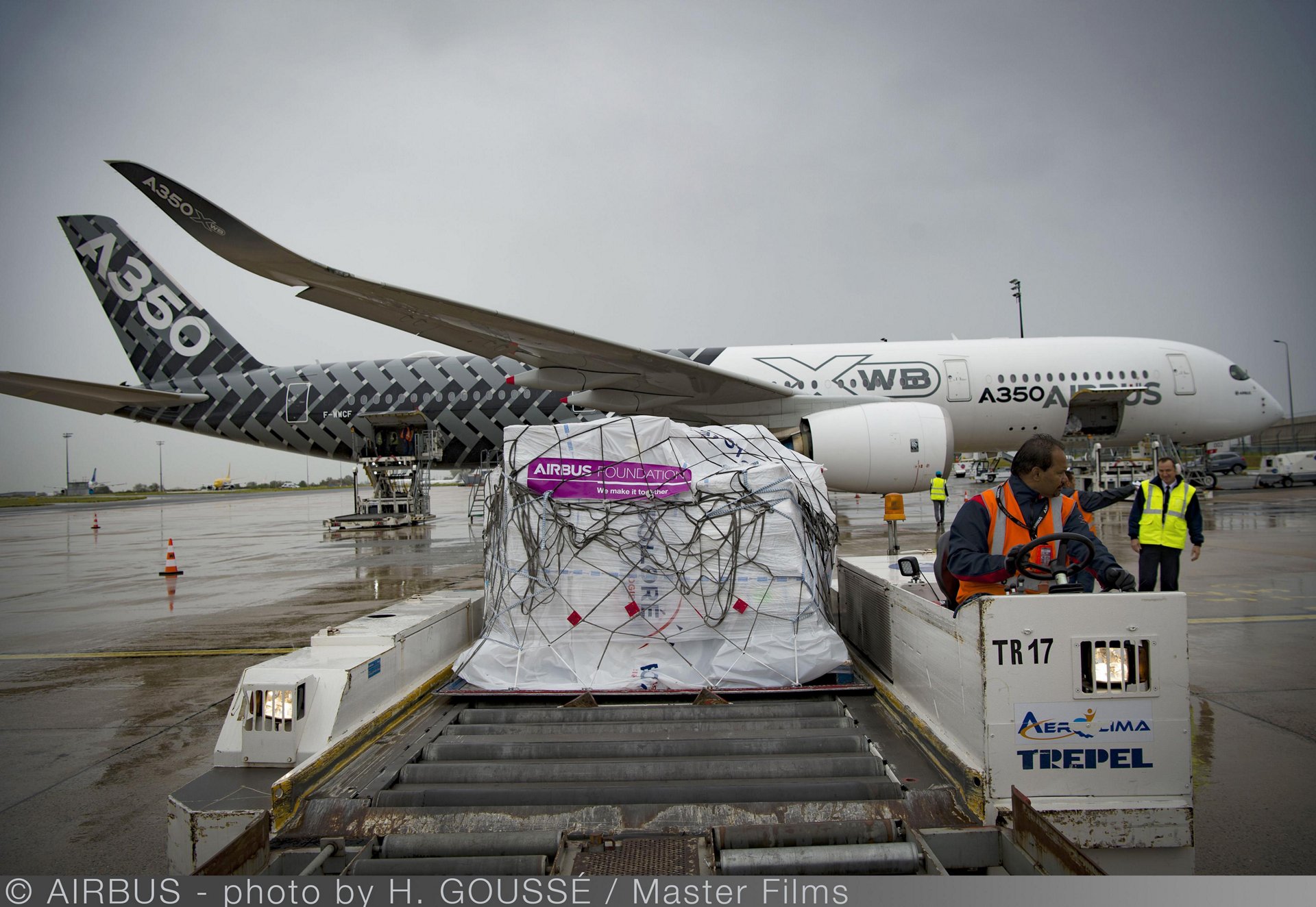Loading of relief goods and medical personnel on an Airbus A350 XWB test aircraft at Paris Charles de Gaulle