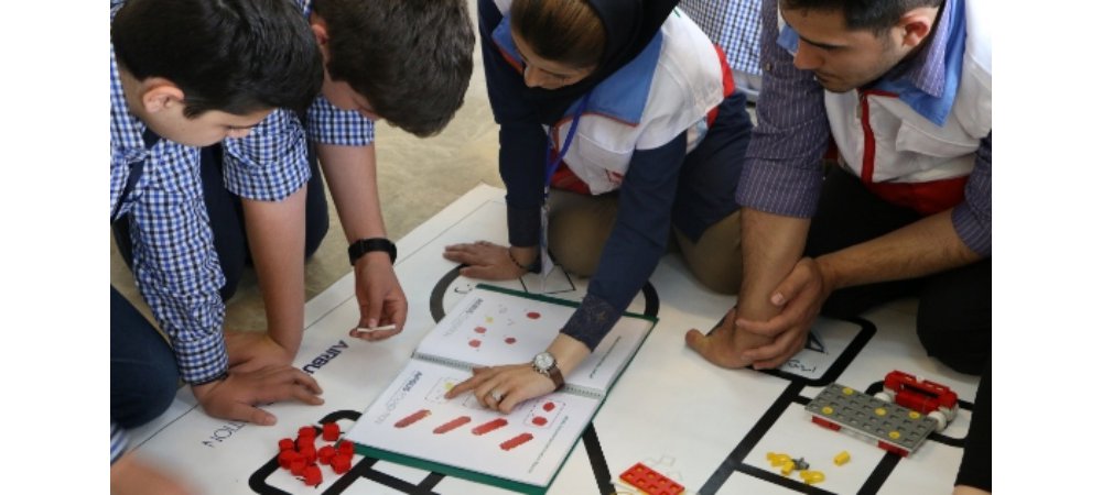 Iranian students learn about robotics and resilience techniques in an Airbus Foundation-supported humanitarian workshop.  