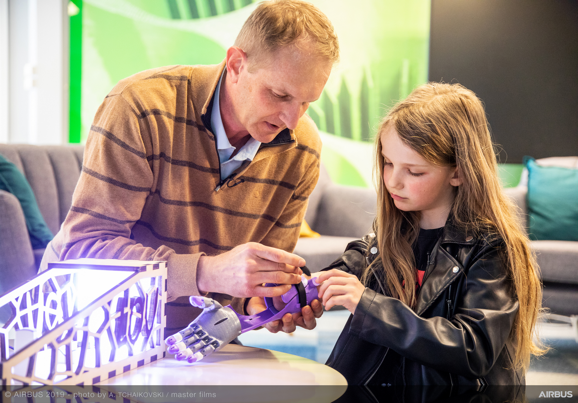 ​Volonteers in Airbus made a 3D printed arm for Lou, a little girl born with a missing arm. It is the delivery day to this little girl.