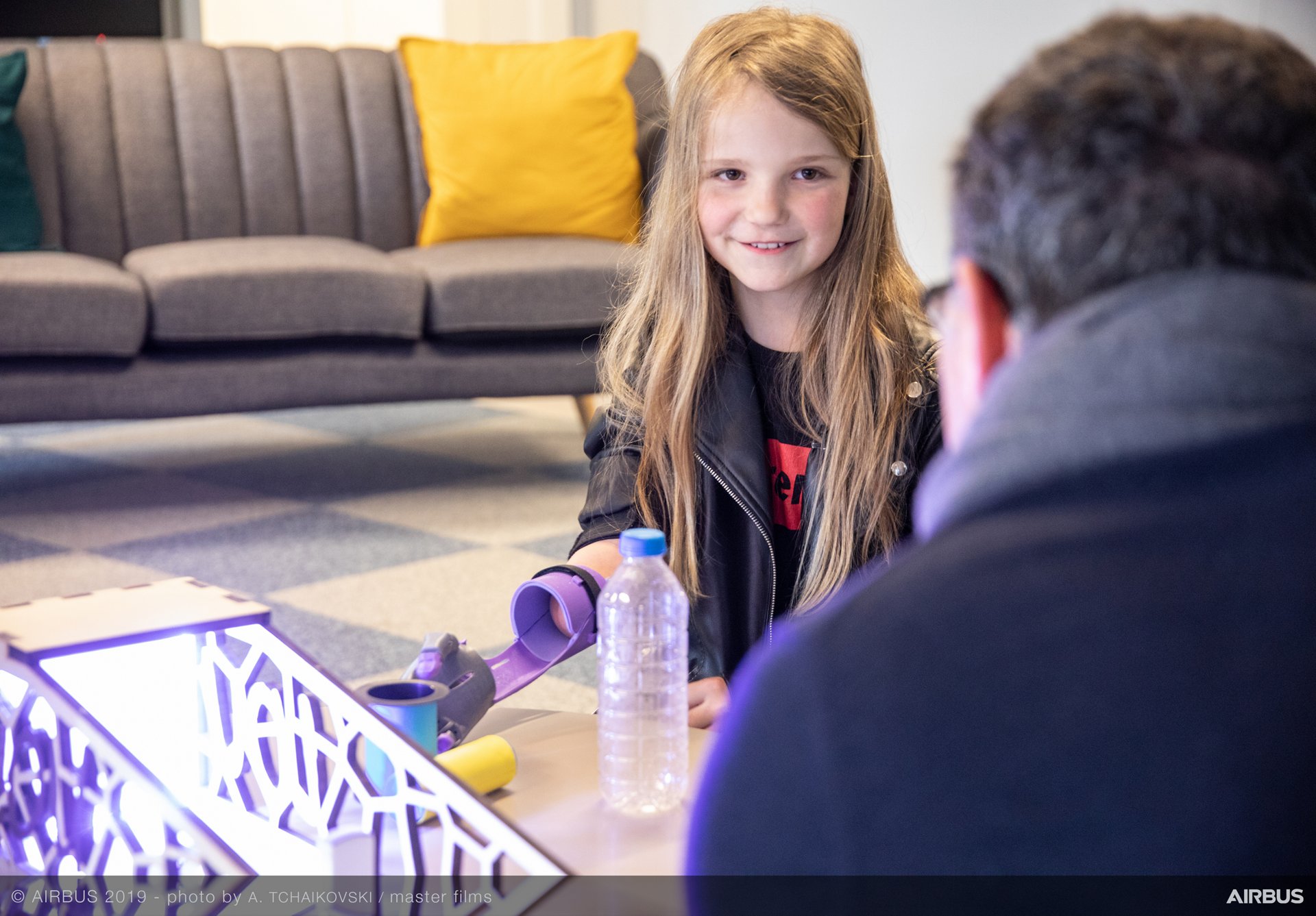 ​Volonteers in Airbus made a 3D printed arm for Lou, a little girl born with a missing arm. It is the delivery day to this little girl.