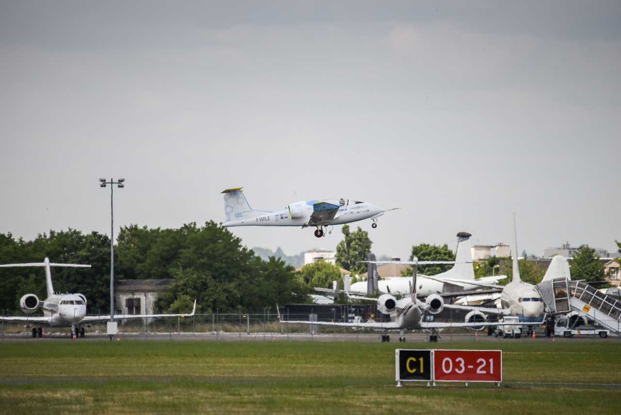 Airbus Group’s E-Fan Performs Its 100th Flight At The Paris Air Show