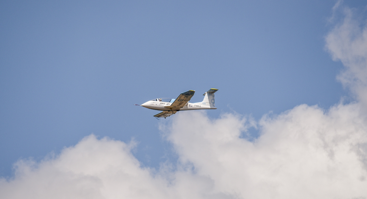 Airbus Group’s E-Fan Performs Its 100th Flight At The Paris Air Show