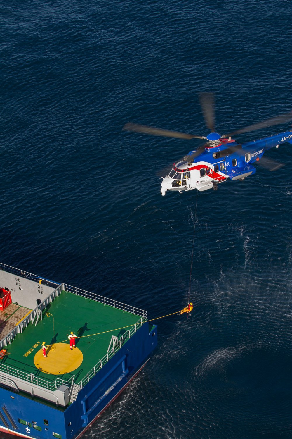 一架空乐动体育app靠谱吗客直升机降落在一艘海船的直升机停机坪上。