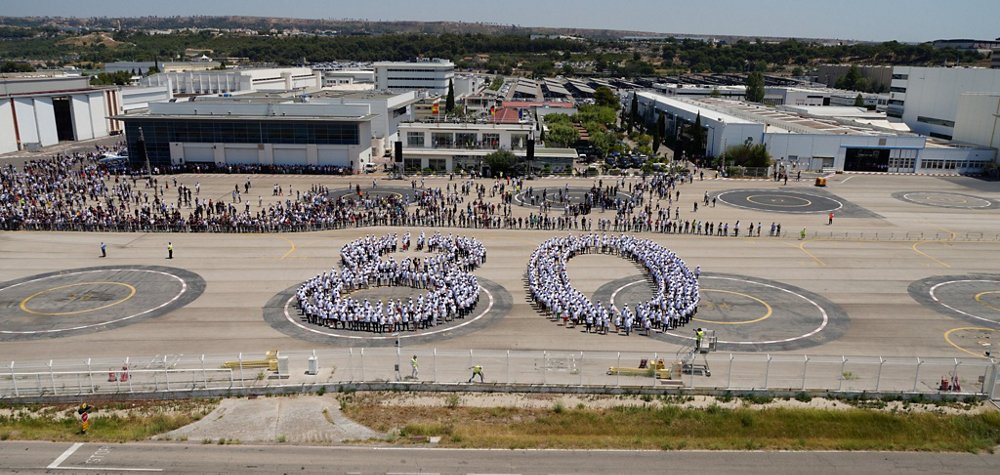 乐动体育app靠谱吗空中客车直升机80后多年的开拓工业卓越是在2019年由该公司在马里尼亚讷，法国工厂的员工庆祝。