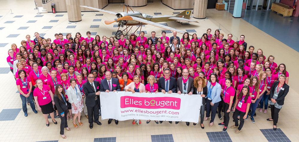Airbus Chief Human Resources Officer Thierry Baril and Senior Vice President Human Resources Airbus in France, Marc Jouenne (from left to right: first row, fourth and third position), met with 150 girls invited by the French association “Elles Bougent” to visit the 2015 Paris Air Show 2015.