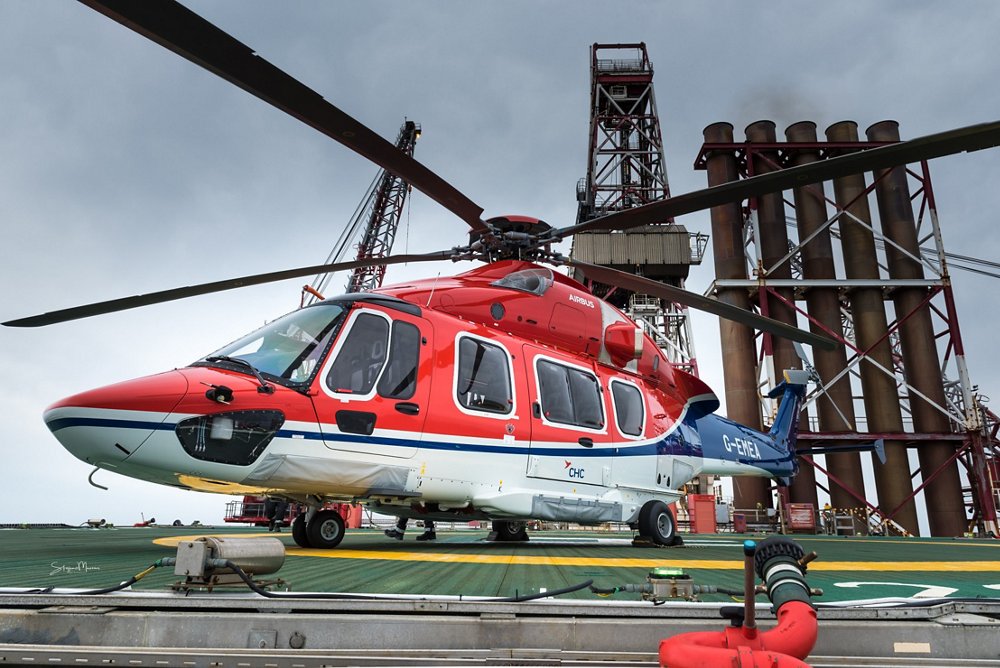 空中客乐动体育app靠谱吗车H175旋翼飞机送到CHC直升机上方显示在海上的直升机上。