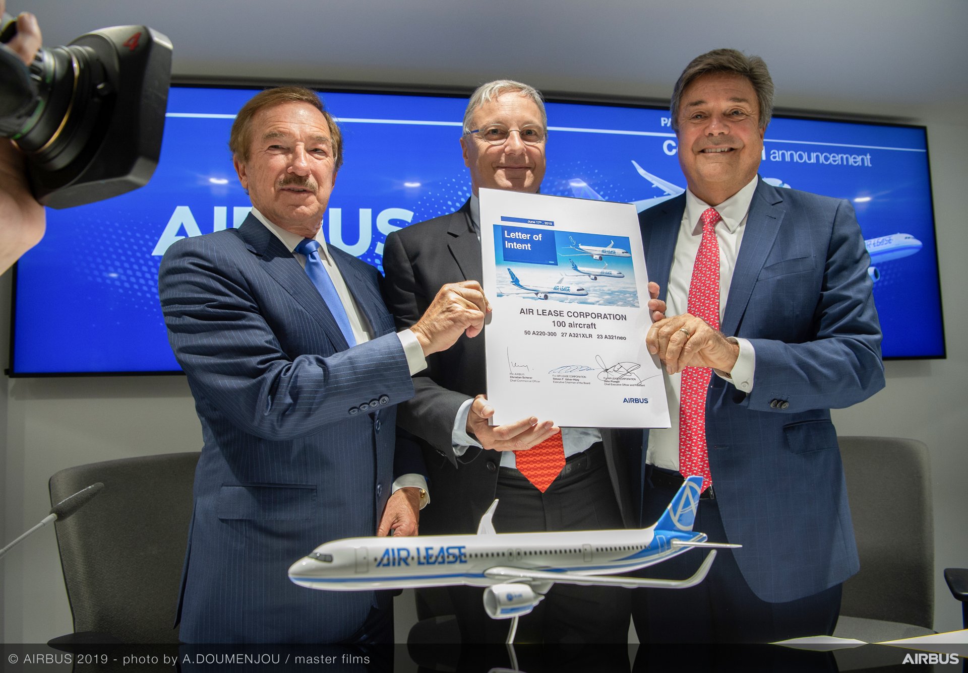 Air Lease Corporation’s Letter of Intent for 100 Airbus aircraft – comprised of 50 A220-300s, 27 A321XLRs and 23 A321neos – is marked at the 2019 Paris Air Show by (from left to right): Steven F. Udvar-Házy, Air Lease Corporation Executive Chairman of the Board; Airbus Chief Commercial Officer Christian Scherer; and John Plueger, Air Lease Corporation CEO and President