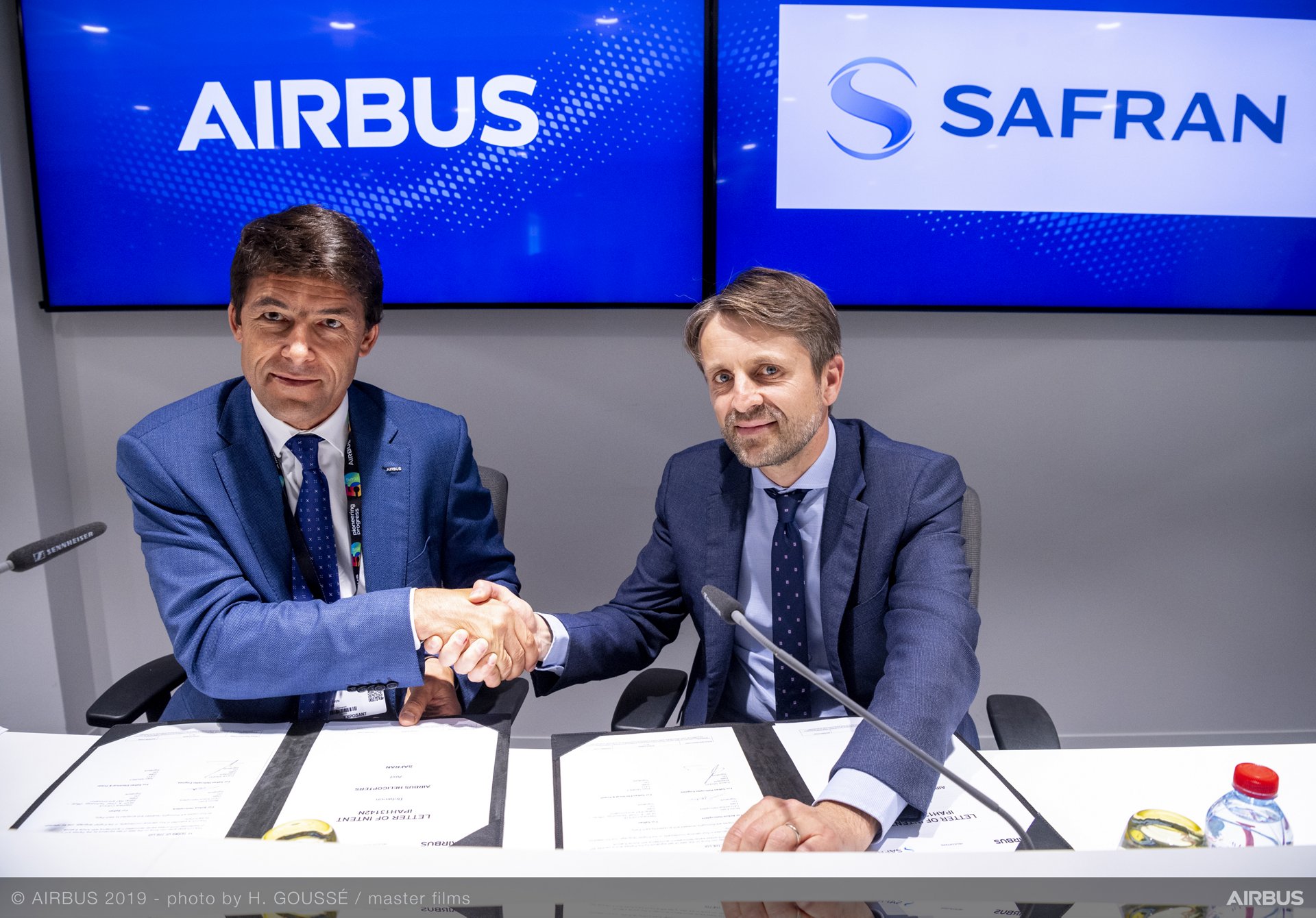 Airbus Helicopters and Safran signature at Paris Air Show 2019 -Day 3

From left to right :
Bruno Even, Chief Executive Officer - Airbus Helicopters;
Franck Saudo, President of Safran Helicopter Engines