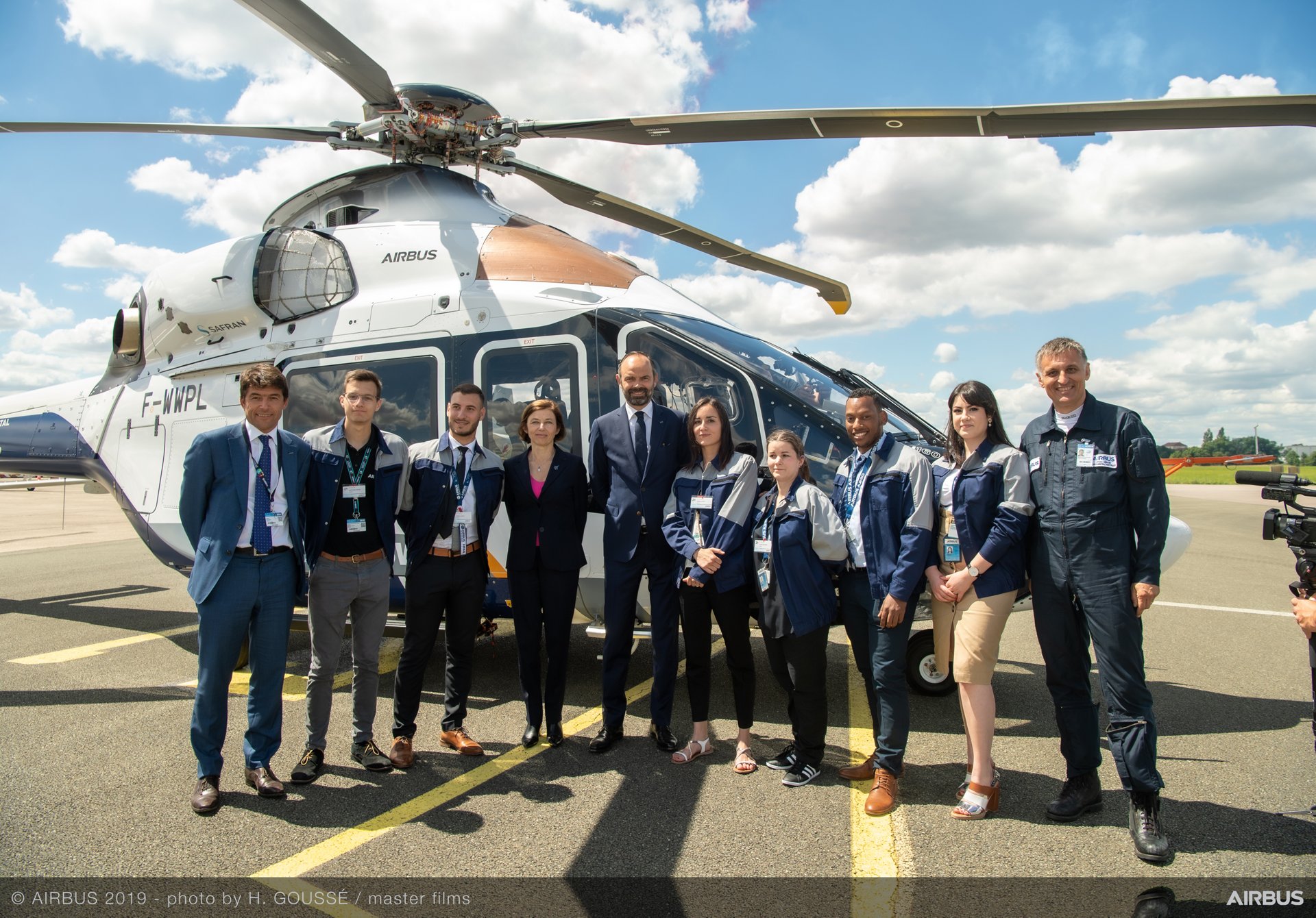 During a visit dedicated to highlighting the role of
apprenticeships in the French aeronautical industry, French Prime Minister Edouard Philippe
met with some of the several hundred young apprentices that work at Airbus Helicopters.