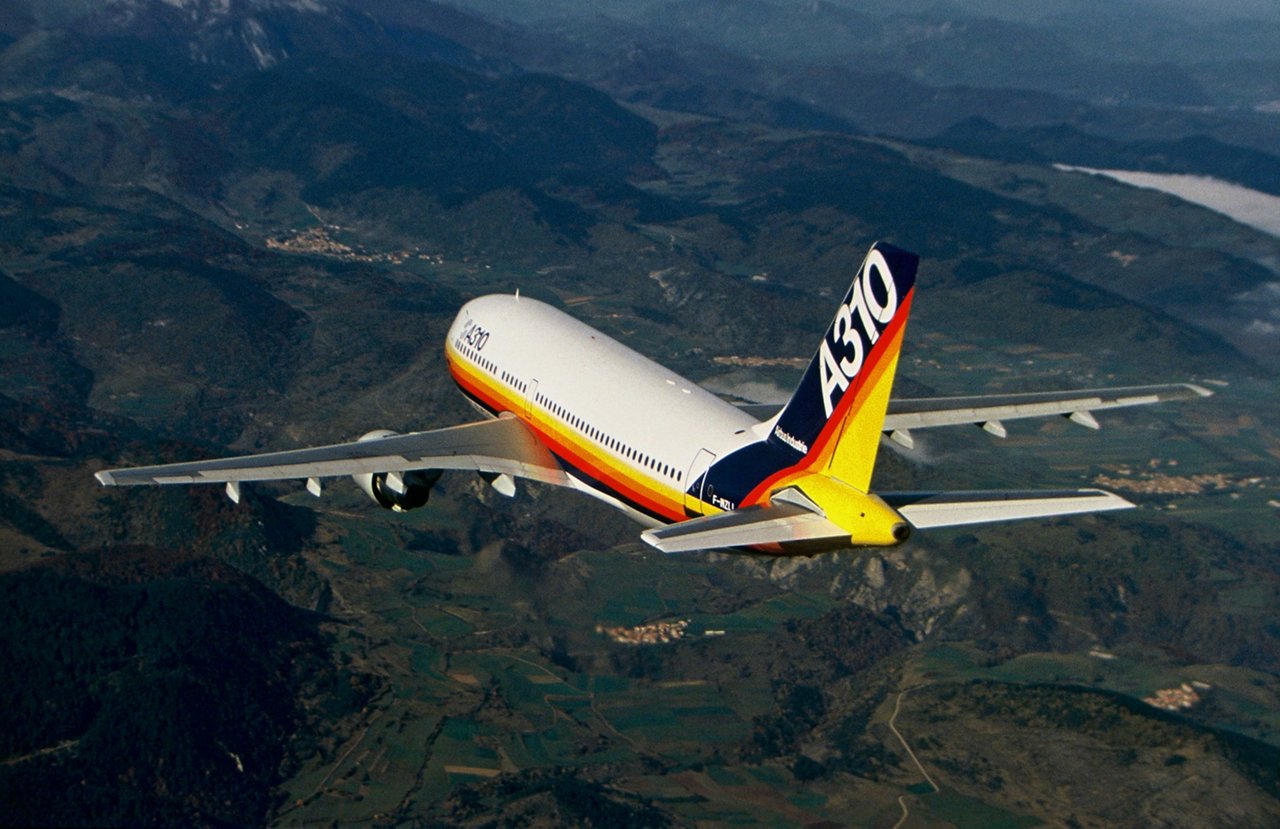 The A310-200 successfully performs its maiden flight of 3 hours and 15 minutes on 3 April 1982, during an operation piloted by Bernard Ziegler and Pierre Baud