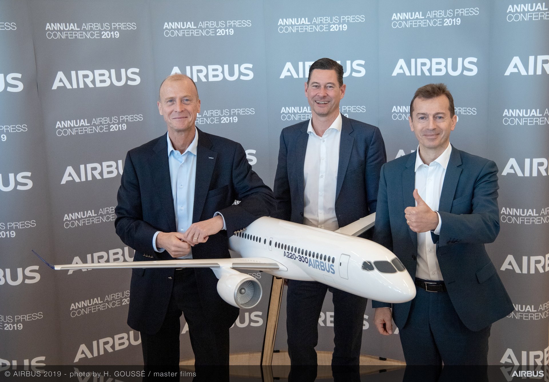 From left to right :
Tom Enders, Chief Executive Officer of Airbus

Harald Wilhelm, Chief Financial Officer, Airbus

Guillaume Faury, President Airbus Commercial Aircraft

with A220-300 model