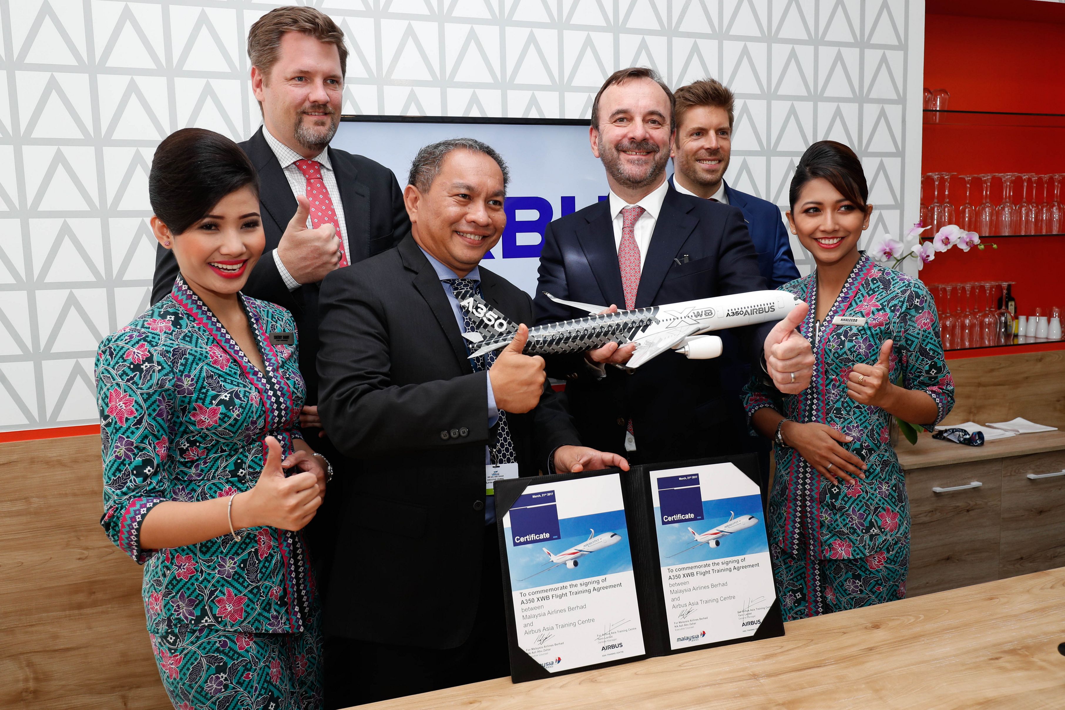 Malaysia Airlines Signs With Airbus For A350 Xwb Flight Training Commercial Aircraft Airbus